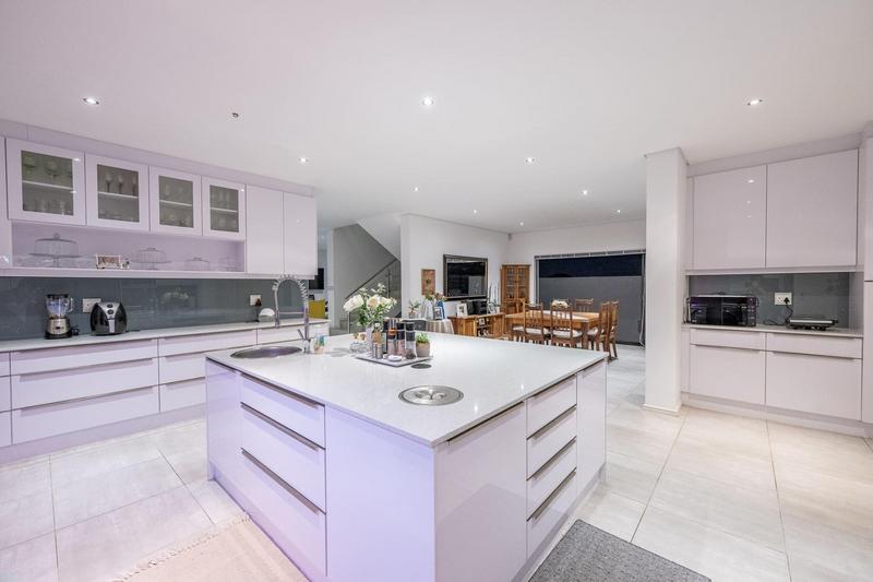 4 Bedroom Property for Sale in Kaapsig Western Cape
